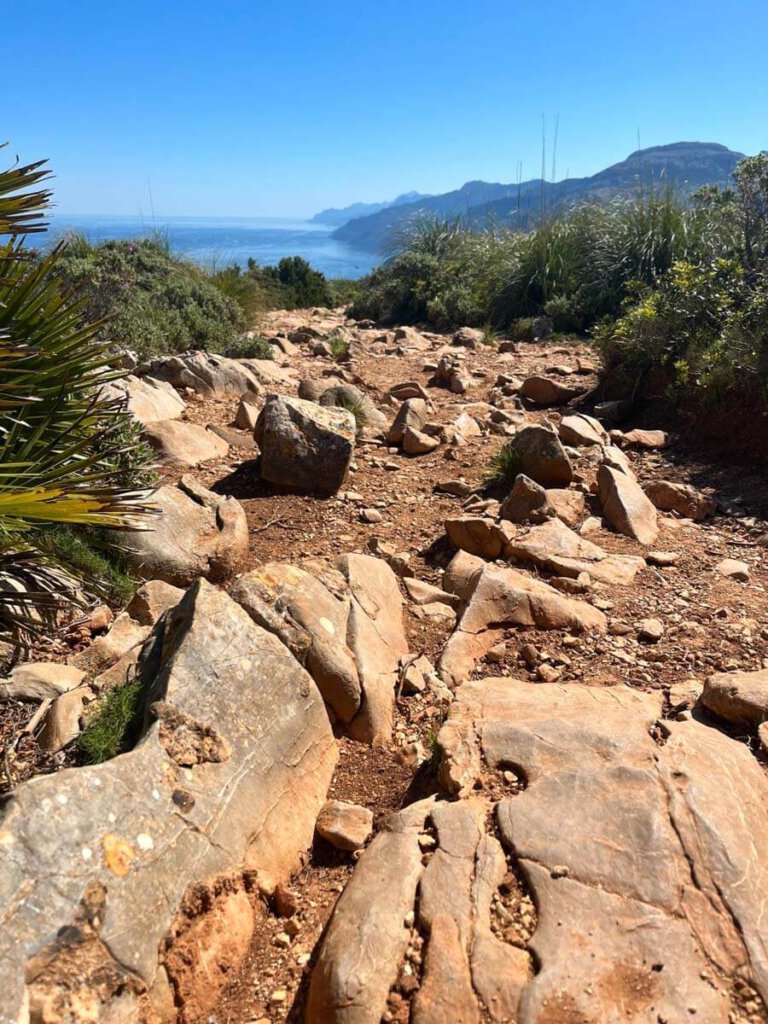 Felsige Pfade mit herrlichem Meerblick auf dem GR221 auf Mallorca
