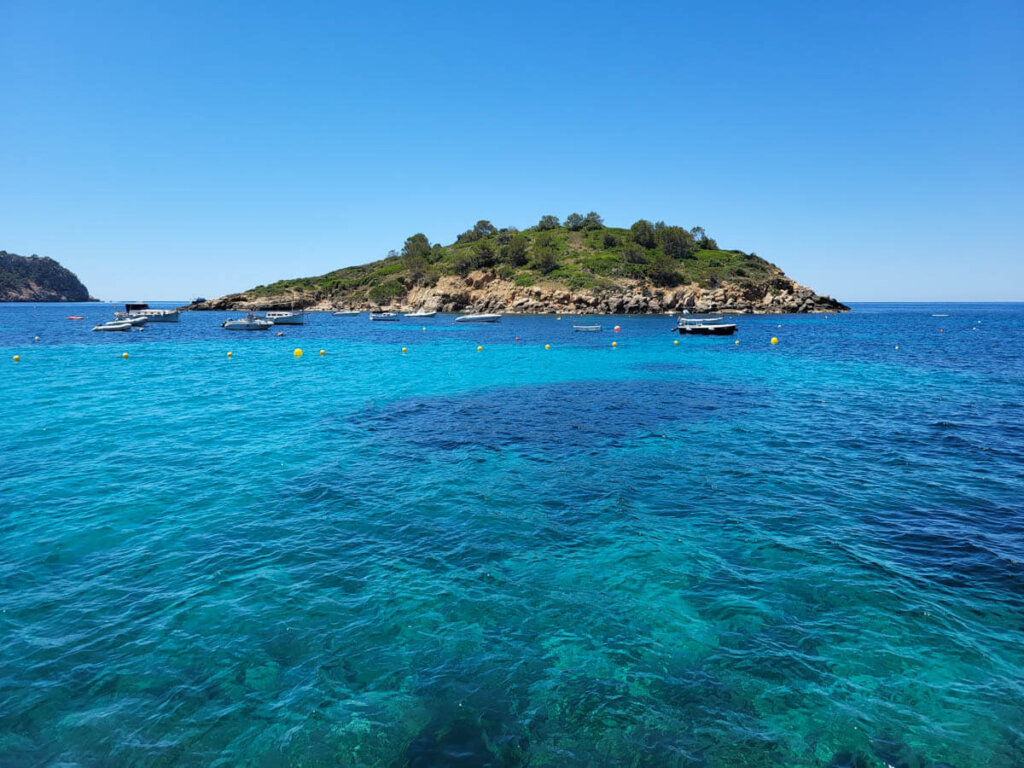Glasklares, türkisblaues Wasser bei Sant Elm auf Mallorca