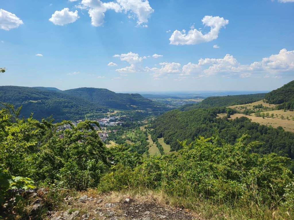 Aussicht vom Eckfelsen am Albtrauf der Schwäbischen Alb aufs Echaztal