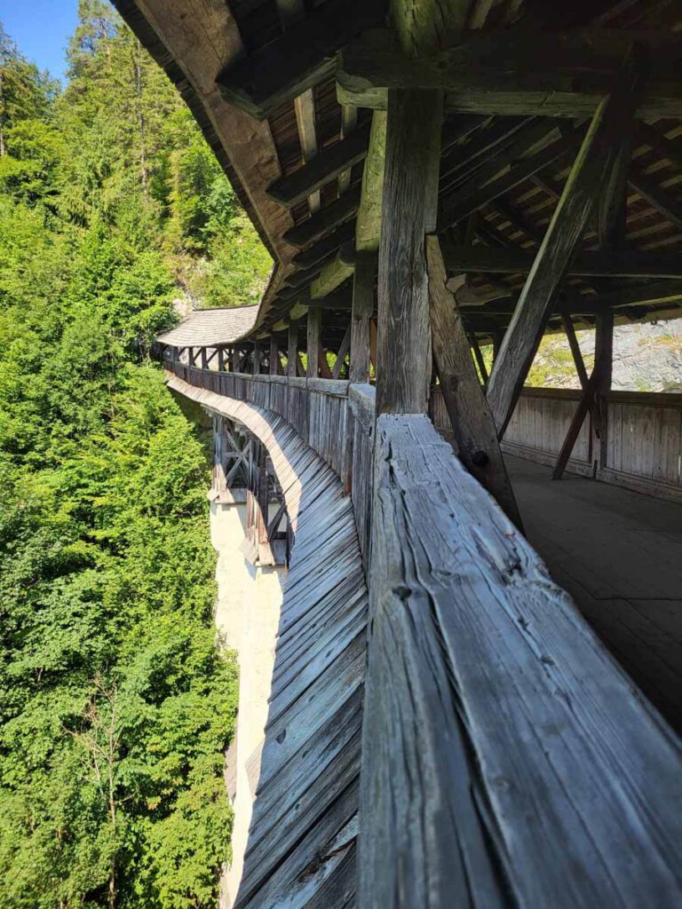 Über diese imposante Holzbrücke geht es zum Felsenkloster St. Georgenberg bei Stans in Tirol