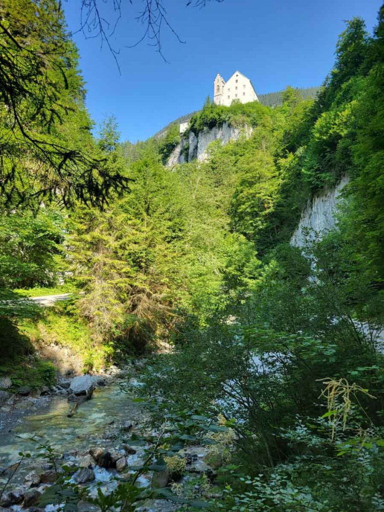 Hoch über dem Stanser Bach thront das Felsenkloster St. Georgenberg in Tirol