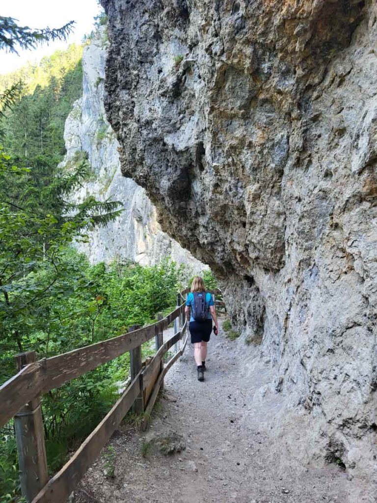 Start unserer Wanderung durch die Wolfsklamm bei Stans in Tirol