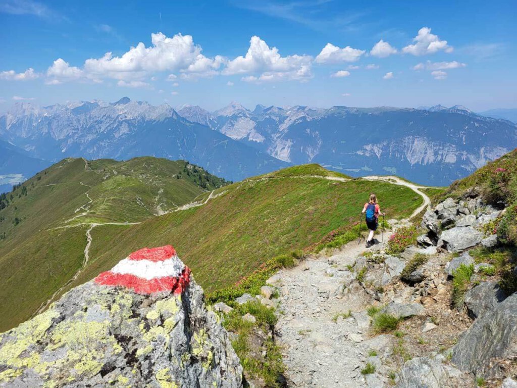 Abstieg vom Kellerjoch mit traumhaftem Karwendelblick