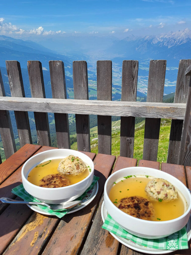 Würzige Knödelsuppe in der Kellerjochhütte hoch über Schwaz in Tirol
