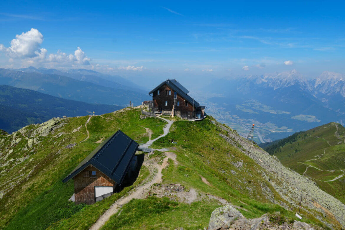 Wandern im Karwendel: Unsere Geheimtipps für den Sommerurlaub in Tirol - hier die Kellerjochhütte mit Blick aufs Karwendelgebirge