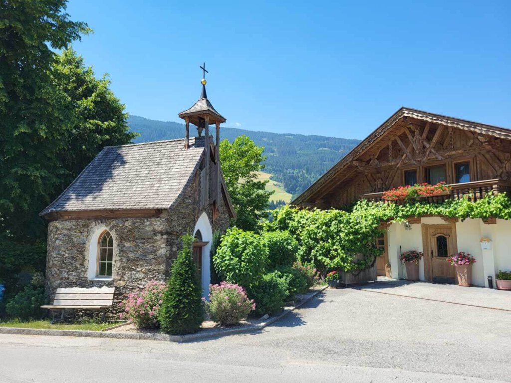Der Maxnhagerhof in Weerberg mit kleiner Kapelle