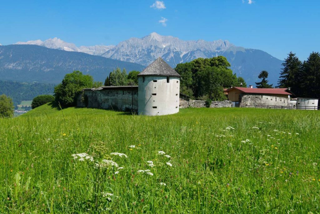 Ruine Rettenberg in Kolsassberg, Tirol, mit Karwendel