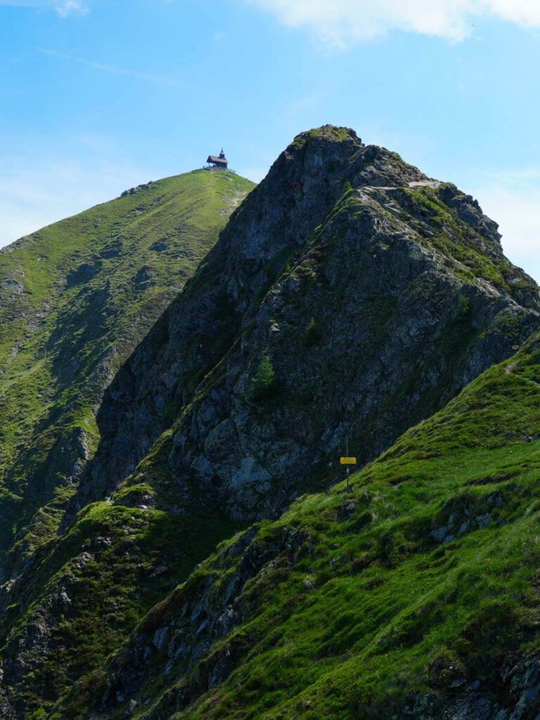 Der schönste Platz Tirols: Die atemberaubend gelegene Kellerjochkapelle hoch über Schwaz