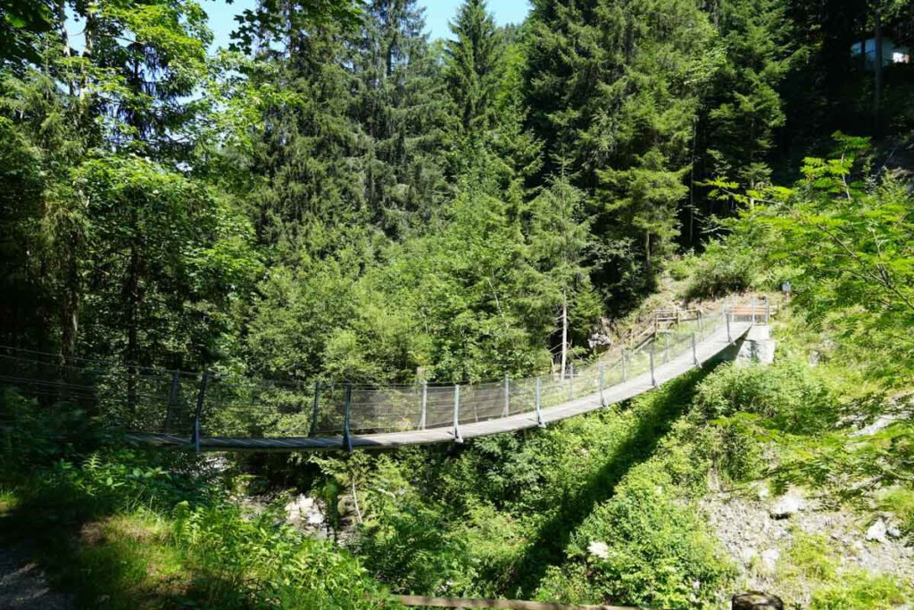 Die imposante hintere Hängebrücke zwischen Weerberg und Kolsassberg in der Tiroler Silberregion Karwendel