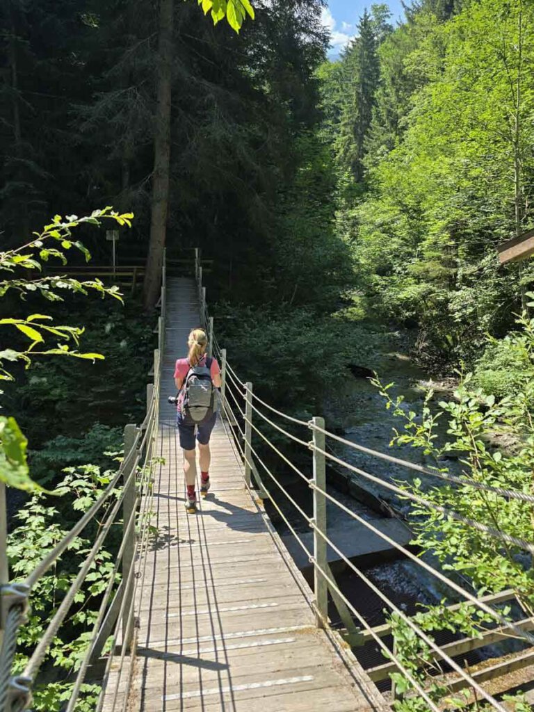 Wackelig: Die vordere Hängebrücke der Hängebrückenrunde in der Tiroler Silberregion Karwendel