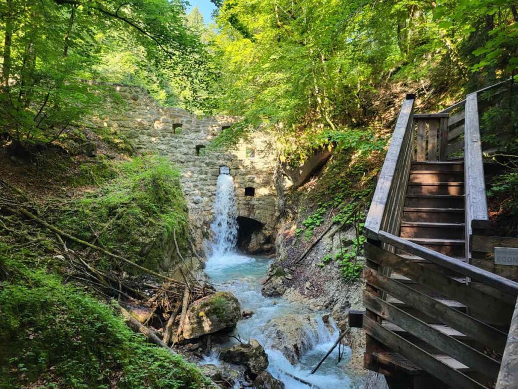 Die obere Staumauer der Wolfsklamm in Stans, Tirol