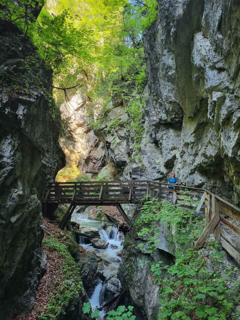 Wandern im Karwendel: Brücken queren den Stanser Bach in der Wolfsklamm