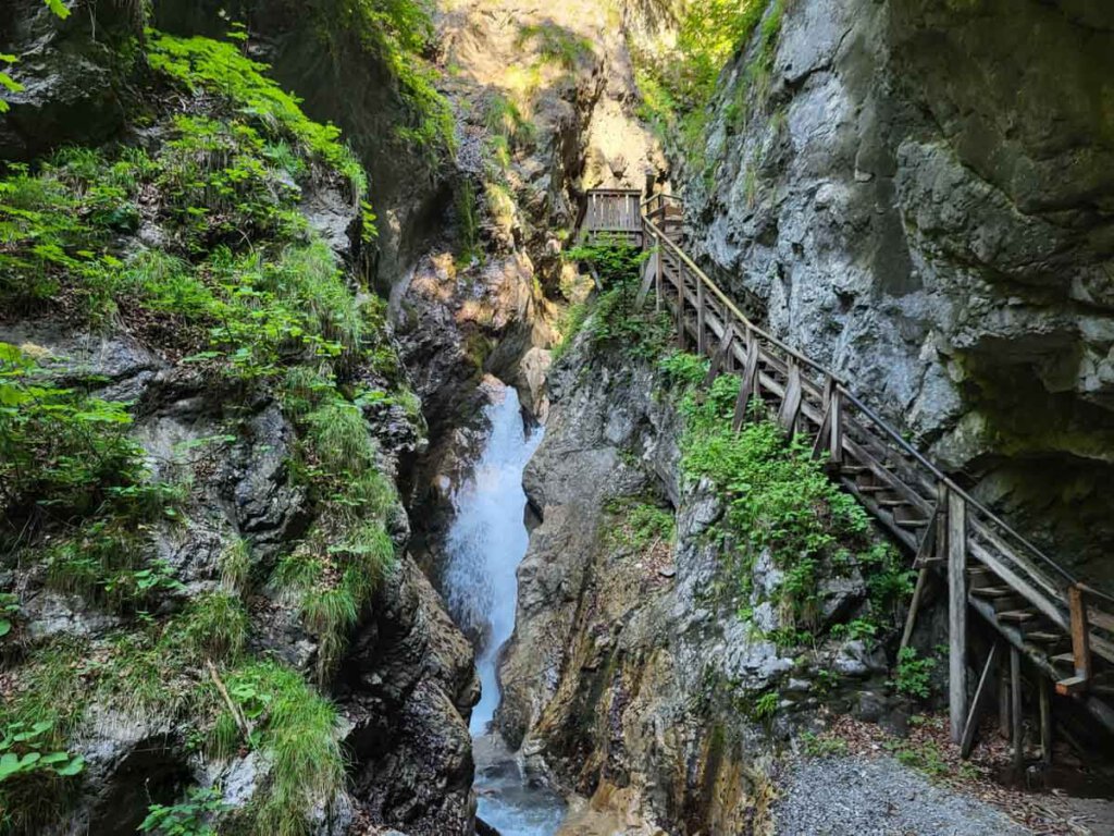 Auf abenteuerlichen Stegen und Treppen geht es bergauf durch die Wolfsklamm