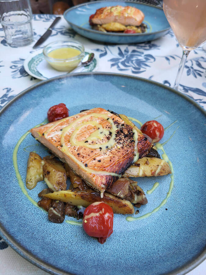 Flammlachs mit Kartoffeln & mediterranem Gemüse im Freiämter Hof im Schwarzwald
