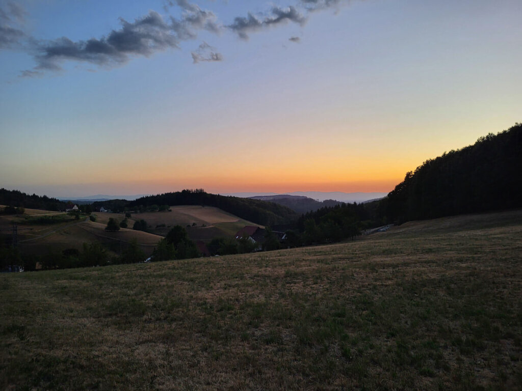 Sonnenuntergang mit Weitblick über den Hügeln von Freiamt
