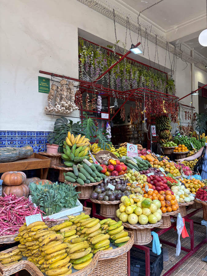 Farbenfroher Obststand im Mercado dos Lavradores von Funchal