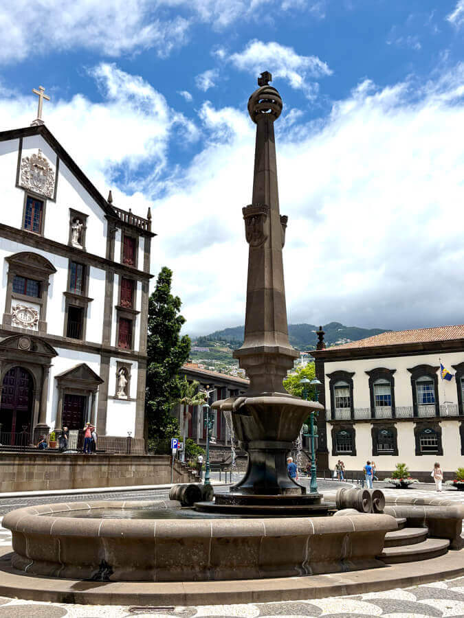 Die Praça do Município in Funchal mit Brunnen und Rathaus (rechts)