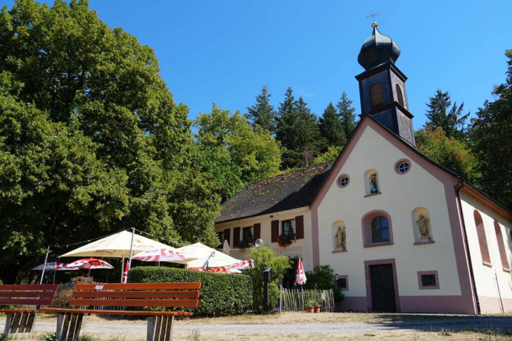 Die Giersbergkapelle mit Pilgergaststätte bei Kirchzarten im Südschwarzwald