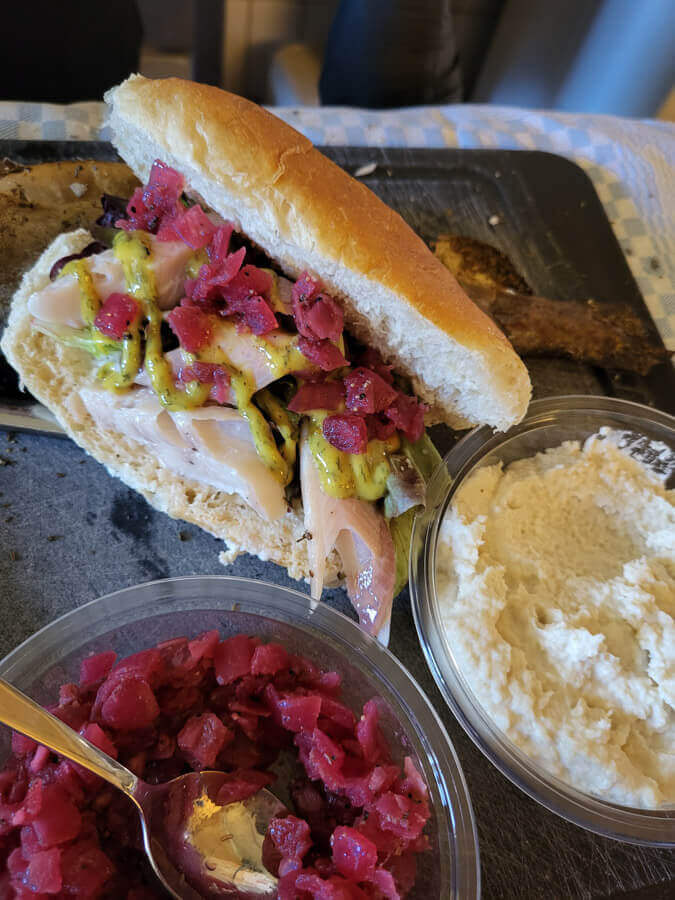Leckere Fischbrötchen mit Kräuterforelle in der Lachsfischräucherei Glut & Späne in Freiamt im Schwarzwald