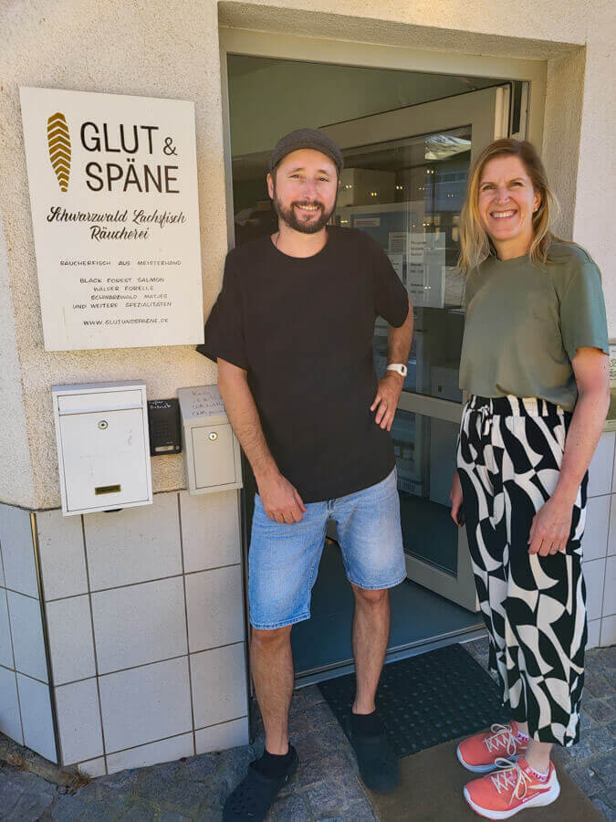 Travelsanne mit Micha Wickert in seiner Lachsfischräucherei Glut & Späne in Freiamt im Schwarzwald