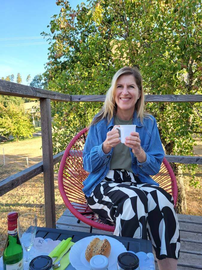 Travelsanne beim entspannten Frühstück vor ihrem Häusle auf dem Grub-Daniel-Hof in Freiamt