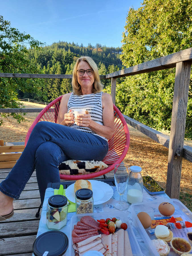 Alex beim entspannten Frühstück vor ihrem Häusle auf dem Grub-Daniel-Hof in Freiamt