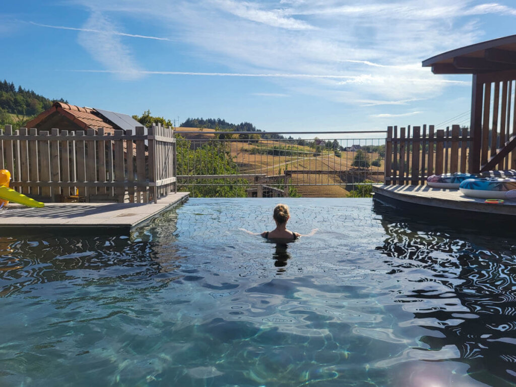 Schwimmen mit Aussicht im Naturpool des Grub-Daniel-Hofs in Freiamt