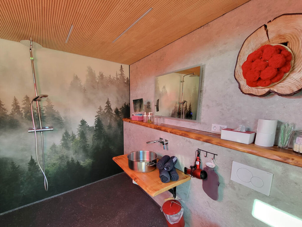 Unser stylisches Schwarzwald-Badezimmer im Grub-Daniel-Hof in Freiamt