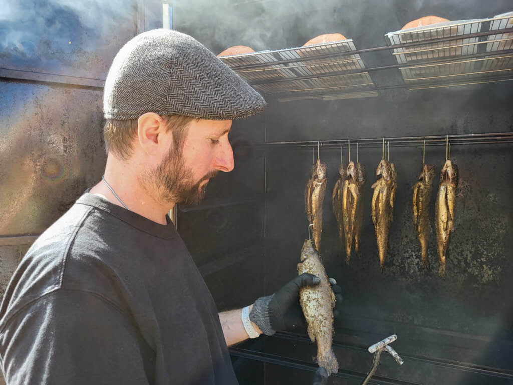 Kräuterforelle frisch aus dem Räucherofen bei der Lachsfischräucherei Glut & Späne in Freiamt im Schwarzwald