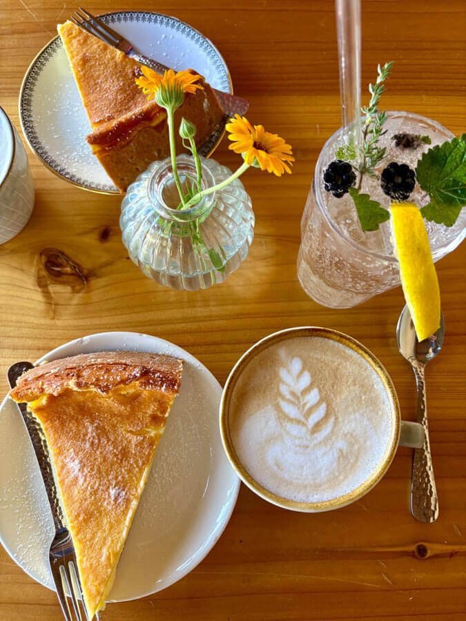 Kaffee & Kuchen und hausgemachte Kräuterlimonade in Lilli's Café auf dem Ruhbauernhof im Dreisamtal