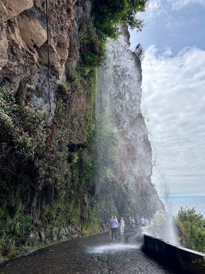 Die Cascada dos Anjos, ein atemberaubender Wasserfall an der alten Küstenstraße ER101 auf Madeira