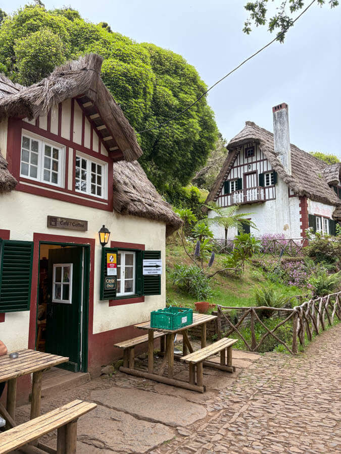 Das reetgedeckte Café des Forstparks Queimadas auf Madeira, im Stil der typischen alten Bauernhäuser erbaut