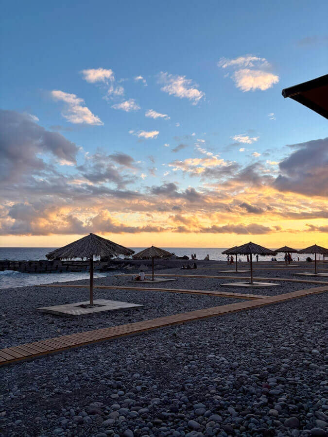 Abendstimmung am Kieselstrand von Ponta do Sol auf Madeira
