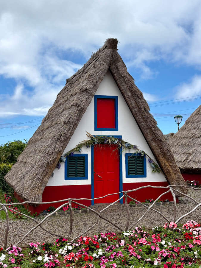 Eines der Casas Típicas de Santana, farbenfrohe strohgedeckte Häuschen, die ein Wahrzeichen Madeiras sind
