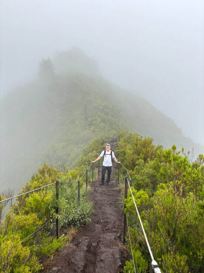Wandern in den Wolken auf dem PR17 Caminho do Pináculo e Folhadal auf Madeira