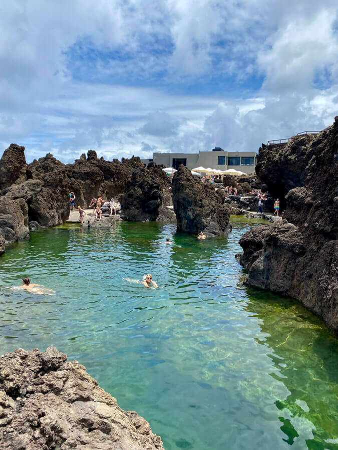 Die wilden Pools in den Piscinas Naturais do Aquário in Porto Moniz: Alte Lavapools, die mit Meerwasser gefüllte Naturschwimmbecken sind