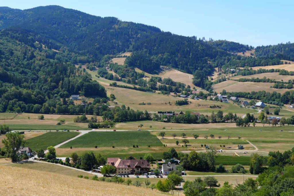 Schwarzwald-Dorfidylle: Blick auf den Landgasthof zum Schützen in Oberried