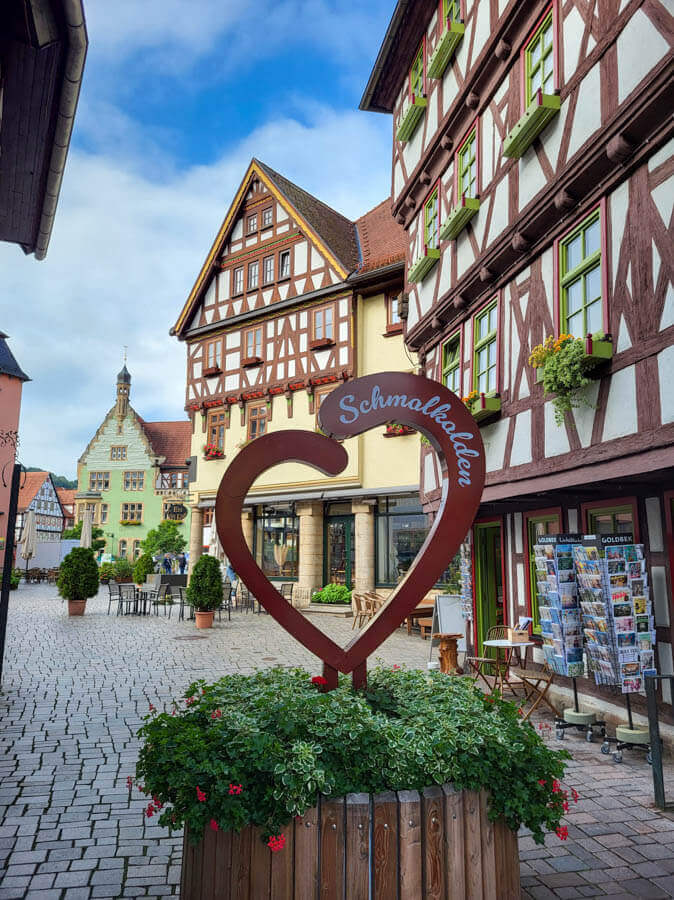 Blick auf den den Schmalkalder Altmarkt mit seinen Fachwerkhäusern und dem roten Herz