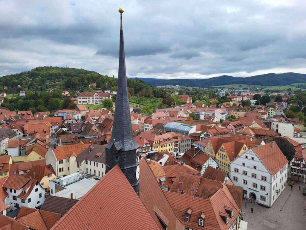 Die Aussicht vom Turm der Stadtkirche St. Georg über Schmalkalden bis hin zum Renaissanceschloss Wilhelmsburg