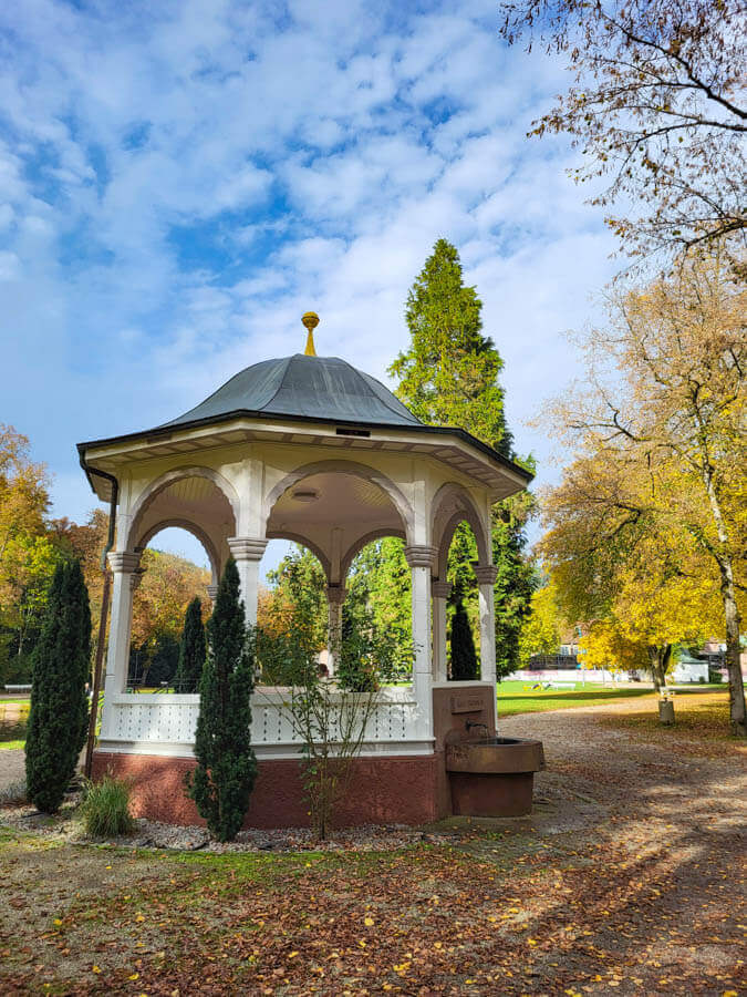 Romantischer Pavillon im Kurpark Bad Liebenzell im Herbst
