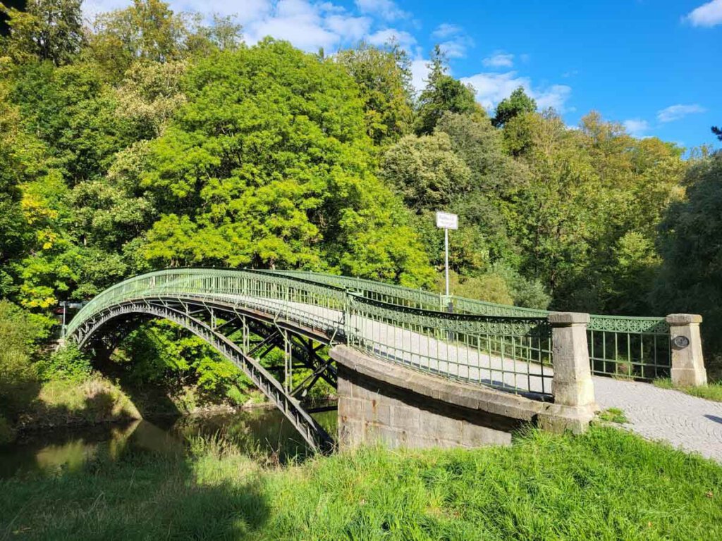 Die historische Meininger Bogenbrücke im Schlosspark
