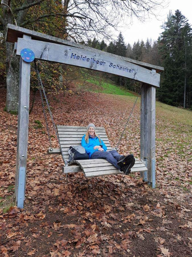 Pause beim Herbstwandern im Schwarzwald auf dem Heidelbeerweg Enzklösterle in der Heidelbeerschaukel