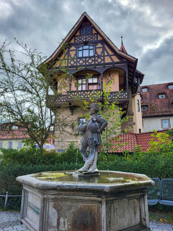 Der Gänsemännchenbrunnen vor dem Henneberger Haus in Meiningen