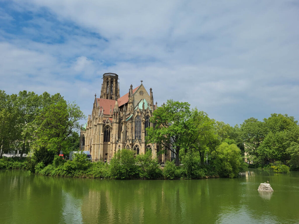 Beliebter Fotospot: Die Johanneskirche mit Feuersee