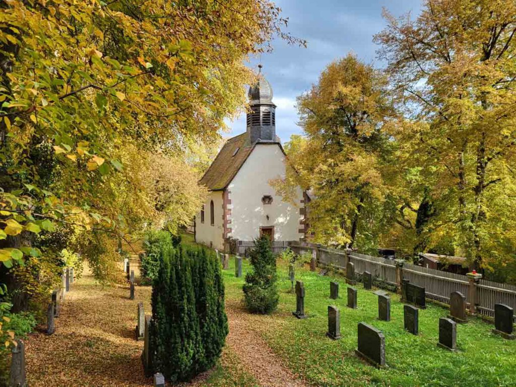 Auf dem Kapellenweg Biet: Burgkapelle Steinegg mit Friedhof im Herbst