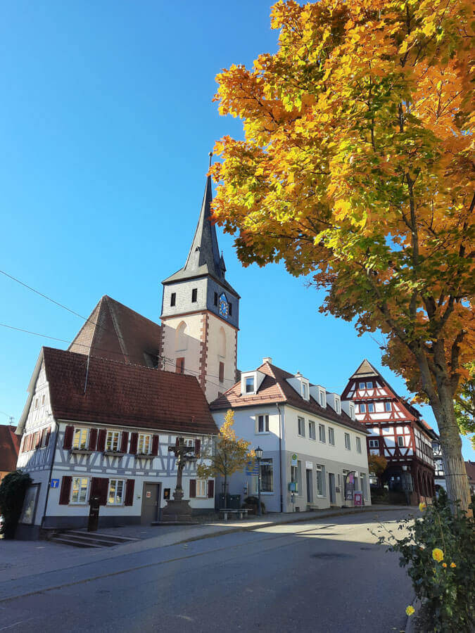 Auf dem Kapellenweg Biet: Tiefenbronn mit seiner Kirche St. Maria Magdalena