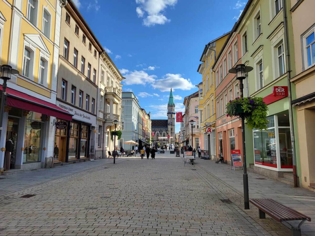 Meiningens farbenfrohe Fußgängerzone mit Blick zur Stadtkirche am Marktplatz
