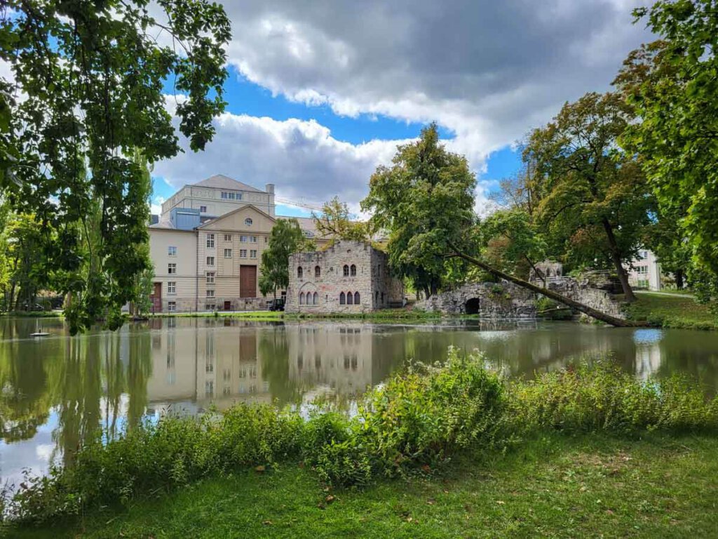 Der Englische Garten mit dem Staatstheater Meiningen und künstlichen Ruinen