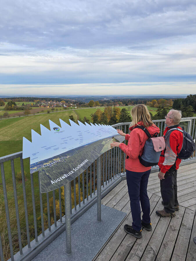Ausblick mit Papa vom Aussichtsturm Himmelsglück bei Schömberg über den herbstlichen Schwarzwald