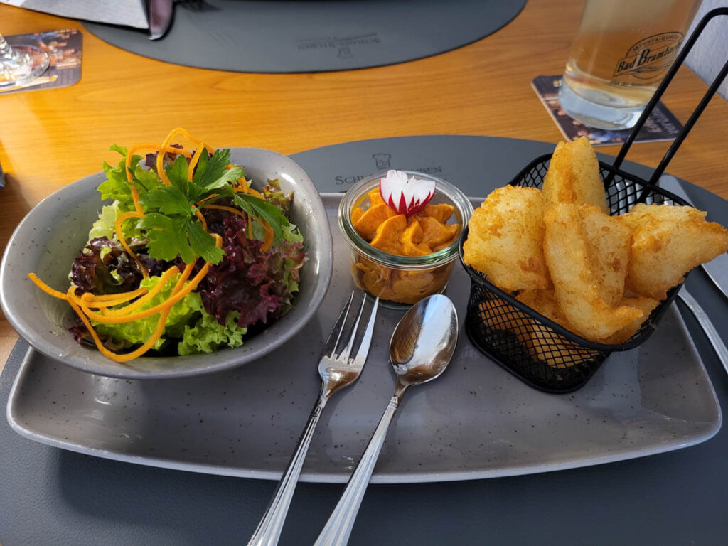 Lunch mit Hütes-Schippel mit Salat in den Schloss-Stuben von Schloss Elisabethenburg in Meiningen